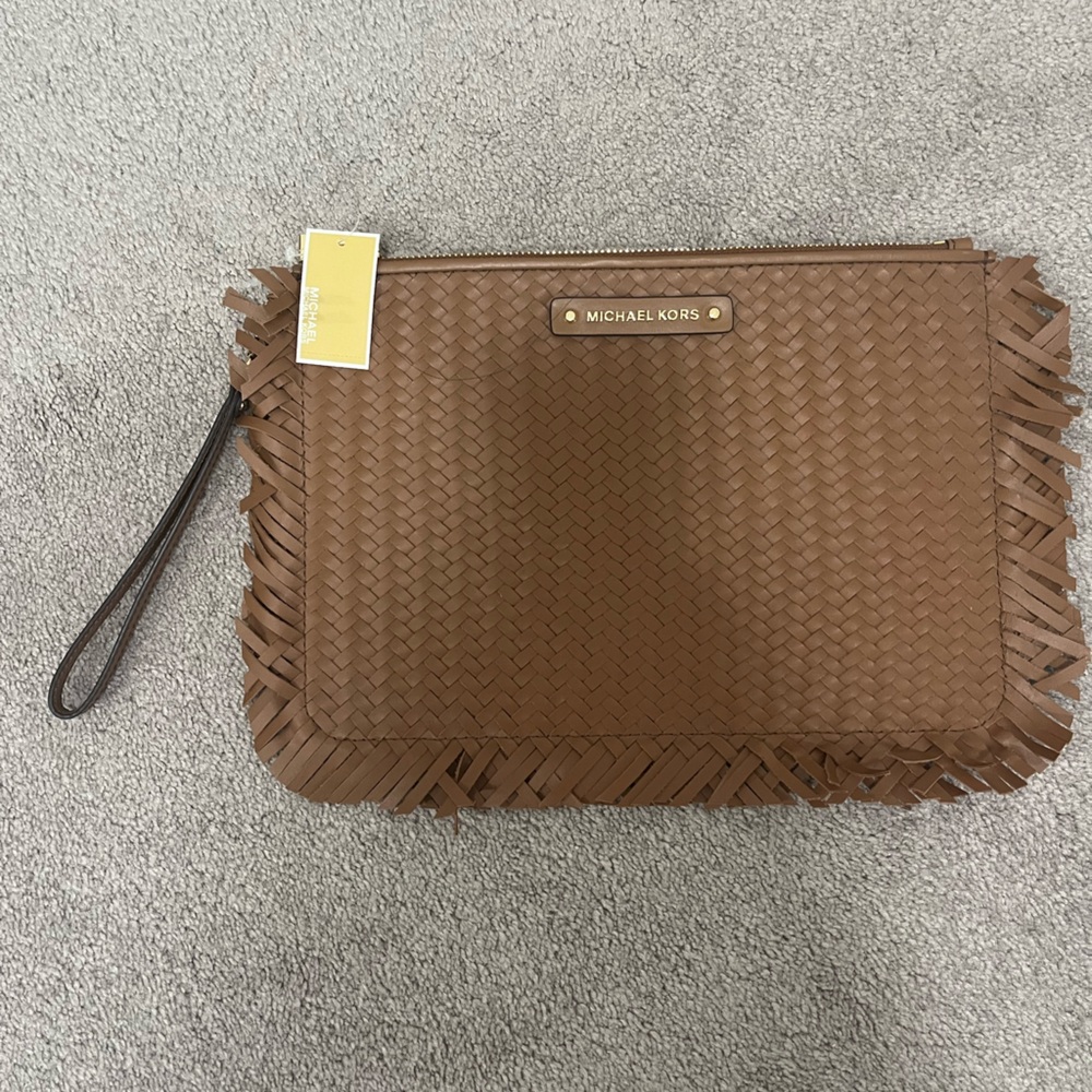 NWT. MICHAEL KORS Clutch.  Great size and colour.  Looks amazing with white
